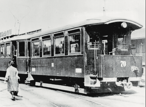 Vůz číslo 70 ze stejné série ještě s označením III. vozové třídy na místním nádraží (1924)