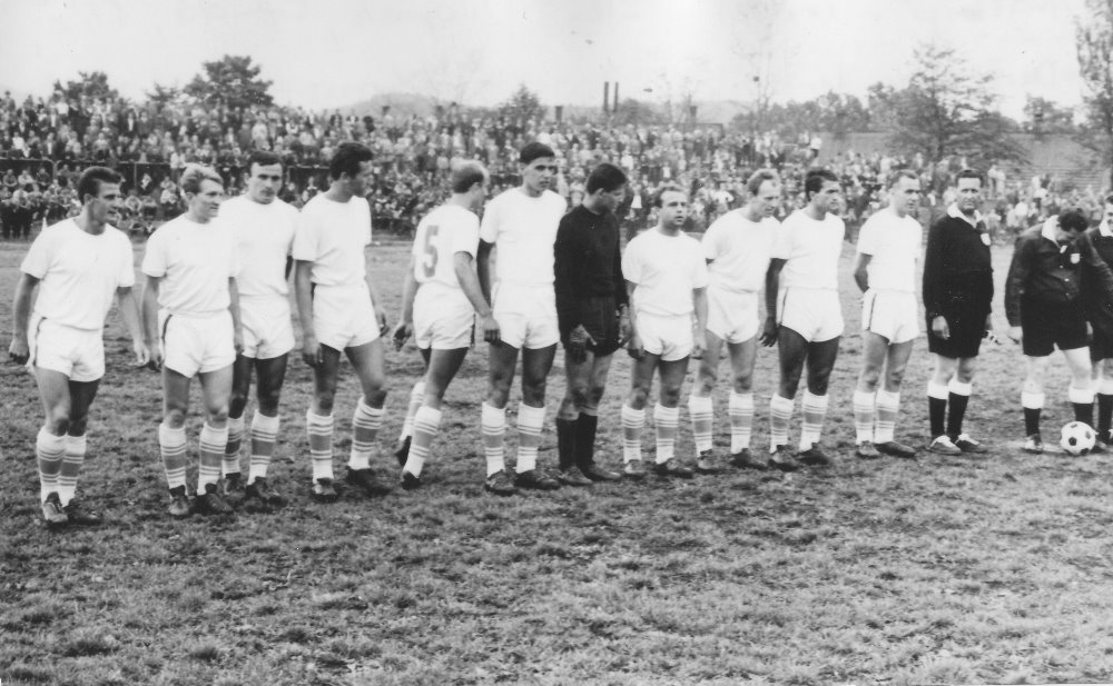 Tým Vítkovic nastupuje k derby v Třince v roce 1964
