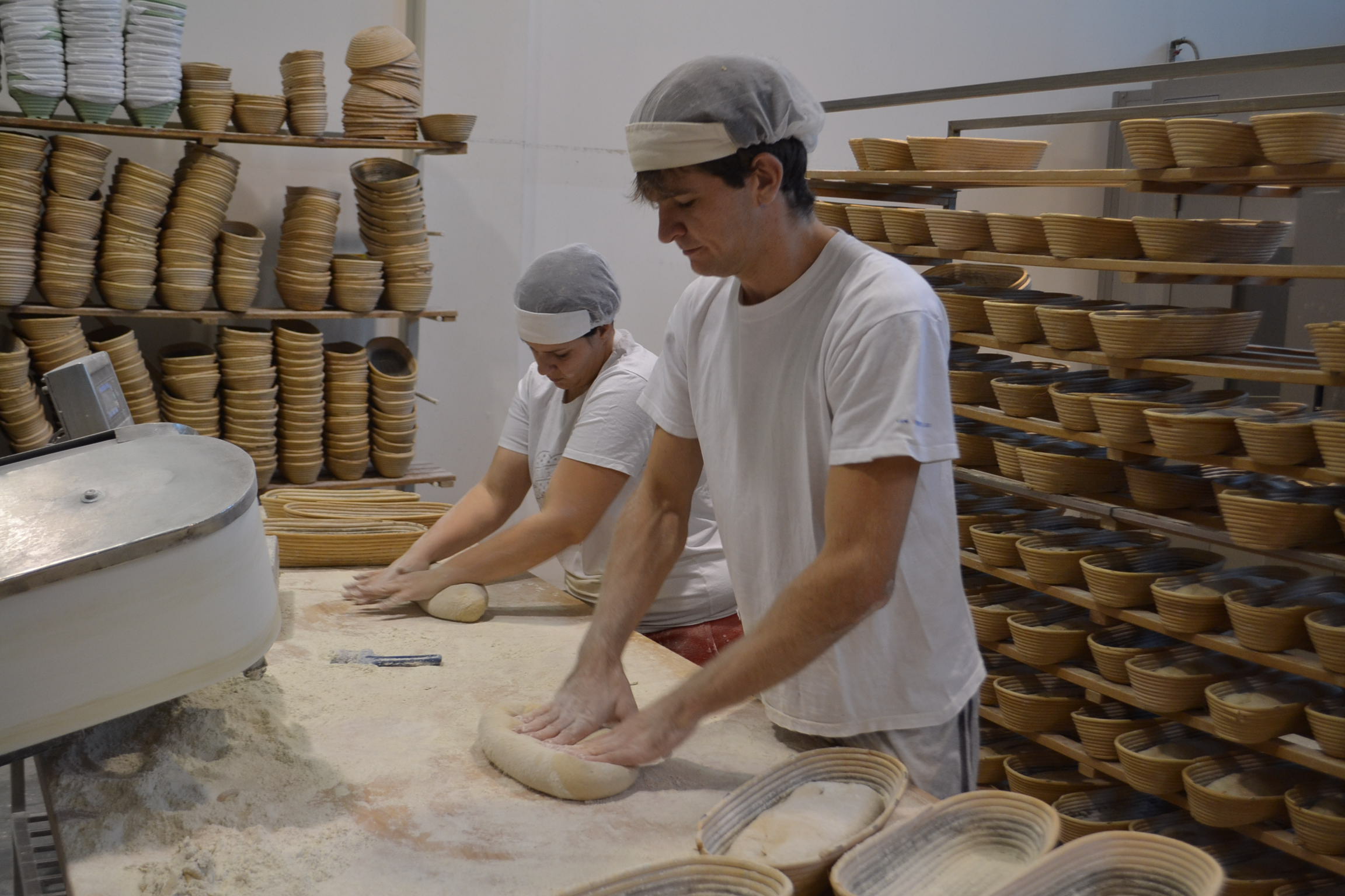 V pekárně stále převládá ruční řemeslo. Foto: Jaroslav Baďura