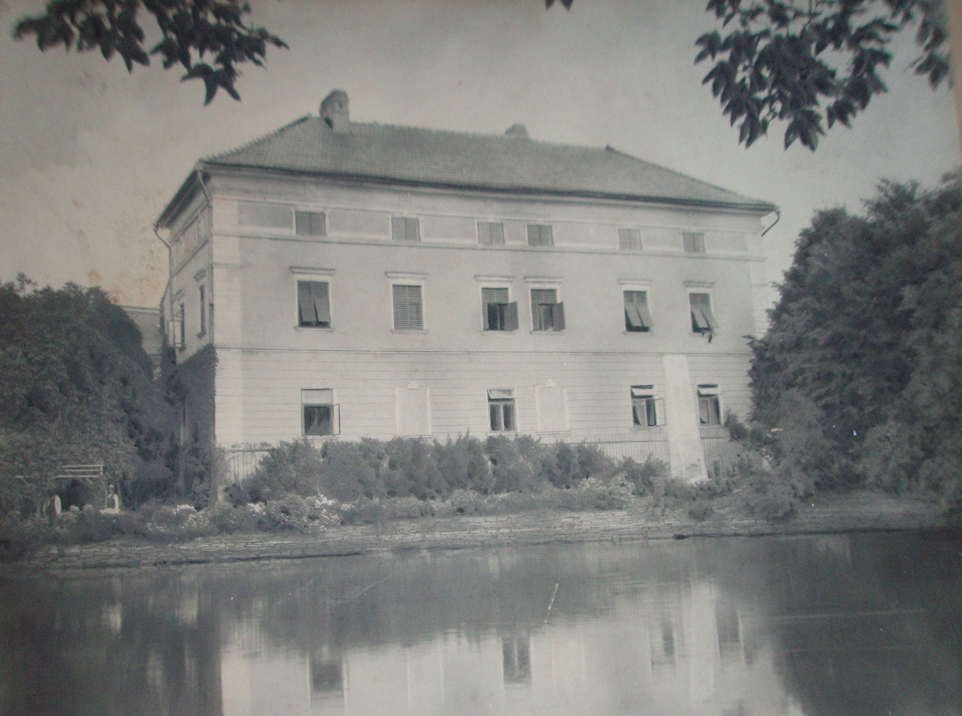 Nalezený snímek nedalekého zámečku Spálov. Rok 1910.