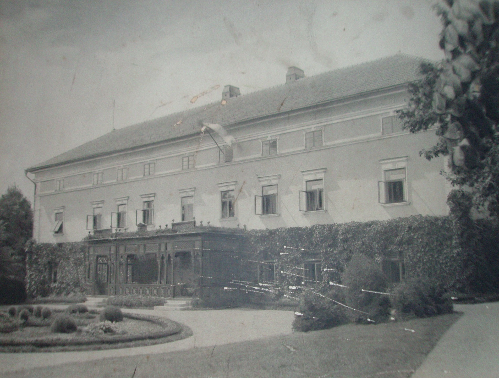 Nalezený snímek nedalekého zámečku Spálov. Rok 1910.